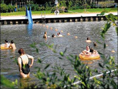 Nach dem Baden ins Sonnenzelt